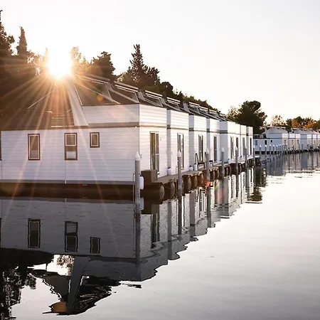 Dreamy Houseboat By The Sea With Terrace And Hot Tub Botel *